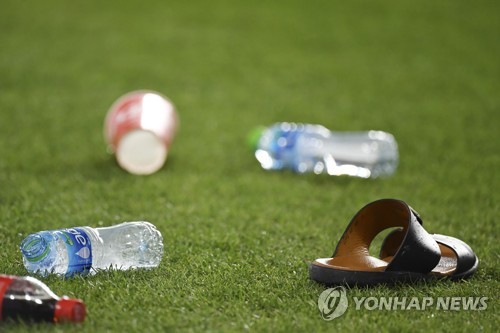 신발·물병 투척 난무한 카타르-UAE전…AFC 조사할 것