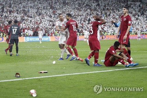 신발·물병 투척 난무한 카타르-UAE전…AFC 조사할 것