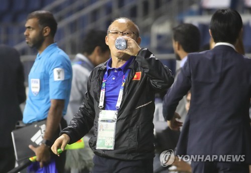 [아시안컵] 미소 지은 박항서 감독 내심 기적을 바랐다…우승은 한국이!
