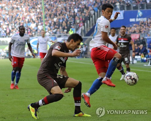 황희찬 선제골 관여했지만…함부르크, 퇴장 변수에 역전패