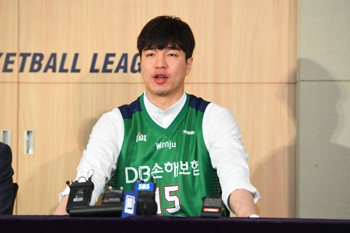 프로농구 '연봉 킹' 김종규 12억7천900만원…평균 1억4천만원(종합)