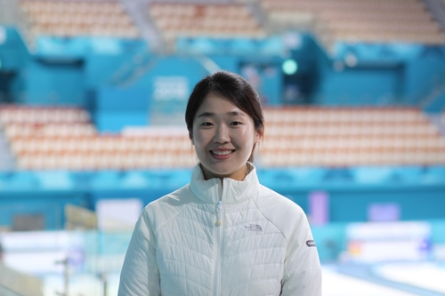 스케이트 대신 시계…변천사 이번에는 컬링 보조심판입니다