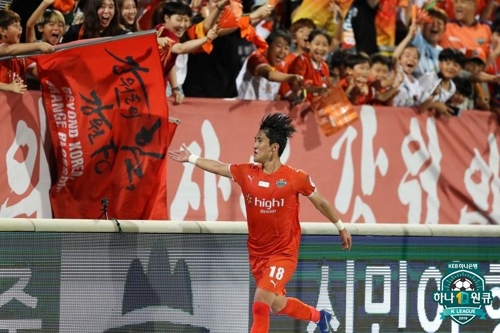 '조재완·박창준 골골' 강원, 경남에 2-1 역전승…7경기 무패