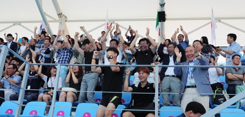 [광주세계수영] 여자 수구 첫 골에 학생 관람객들 만세~