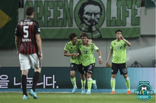 '이적생 김승대 결승골' 전북, 서울에 4-2 승리…선두 질주