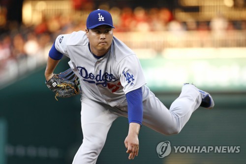 '괴물' 류현진, 번트에 휘청…7회 번트 2개로 동점 허용