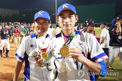 '야구인 2세 성공사례' 이정후 아버지의 그늘, 빨리 벗어나라