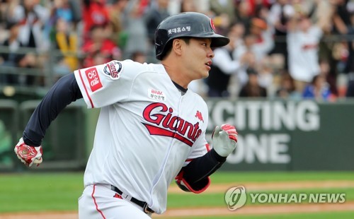 싹 바꾼 프로야구 롯데, 주장 손아섭→민병헌 교체