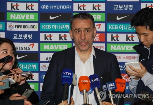 벤투 감독, 월드컵 여정 시작…2차예선 조추첨 위해 출국(종합)