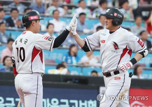 유한준, 역전 3루타…kt, 구단 최다 8연승 행진