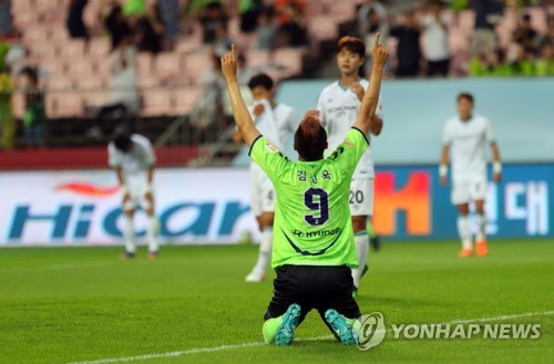 '떠나는 김신욱' 헤딩 선제골 선물…전북은 성남 잡고 선두 복귀