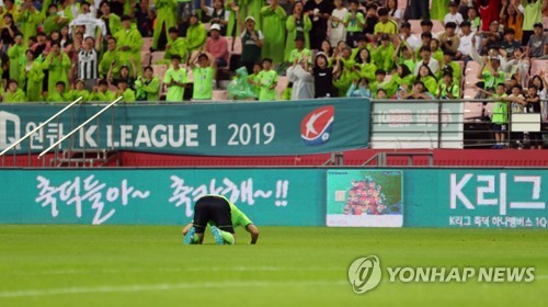 '떠나는 김신욱' 헤딩 선제골 선물…전북은 성남 잡고 선두 복귀