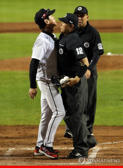 KBO, 심판에 '배치기'한 이강철 kt 감독에 벌금 100만원