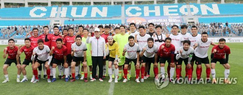 육군 장병과 축구·족구 실력 겨룬 2002월드컵 스타들