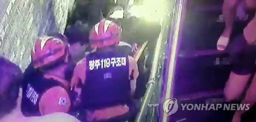 광주 클럽 복층 붕괴로 2명 사망…수영대회 선수 등 17명 부상(종합3보)