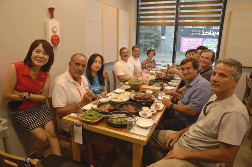 광주마스터즈수영대회 선수단 광주의 맛과 멋에 '엄지 척'