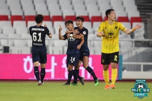 '무더기 전역' 아산, 안산에 2-1 승리…주세종 고별전 도움