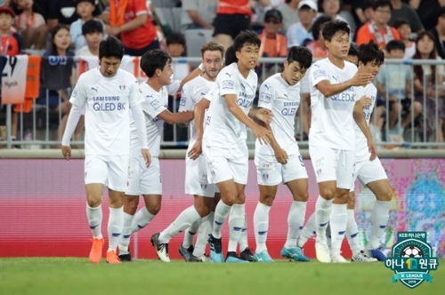 '타가트 해트트릭' 수원, 강원 3-1로 꺾고 8월 첫승 신고