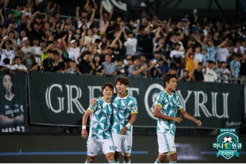 '타가트 해트트릭' 수원, 강원 3-1로 꺾고 8월 첫승 신고