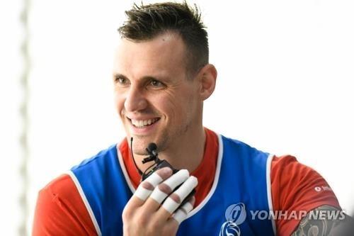 한국전력 배구단, 성산일출봉 해맞이…떠오르는 해처럼