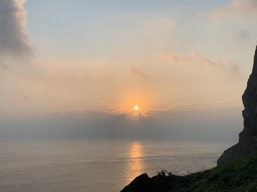 한국전력 배구단, 성산일출봉 해맞이…떠오르는 해처럼