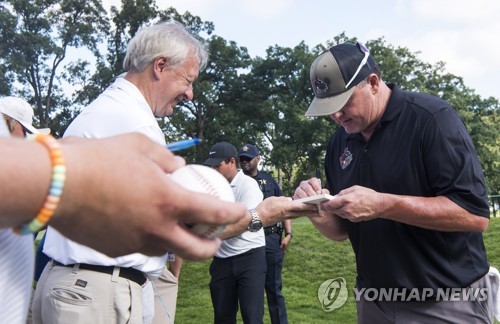 MLB '로켓맨' 클레먼스, 미국 연방 하원의원 선거 불출마