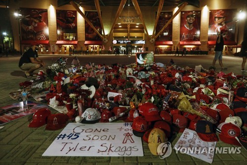 MLB 투수 스캑스, 술과 진통제 복용 후 토사물에 질식사