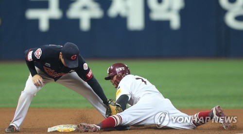 키움 김하성, 3년 만에 도루＞홈런…자리에 맞추는 것
