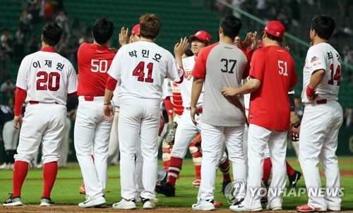 SK, 70승 선착…정규리그 우승 확률 79.3% 잡았다