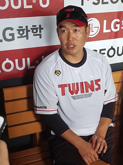타구 맞은 송은범, 단순 타박…류중일 감독 이틀 쉬면 나을 것
