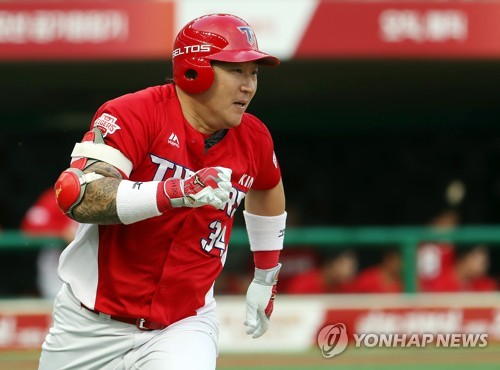 KIA 최형우, 12년 연속 100안타…역대 6번째