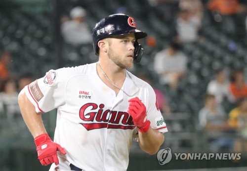 롯데 윌슨, 9회 말 대타로 등장해 끝내기 2루타