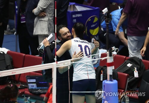 라바리니 김연경 의존, 잦은 세터 교체로 개선 쉽지 않았다
