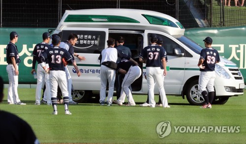 두산 김재환, 갈비뼈 단순 타박…휴식 위해 말소