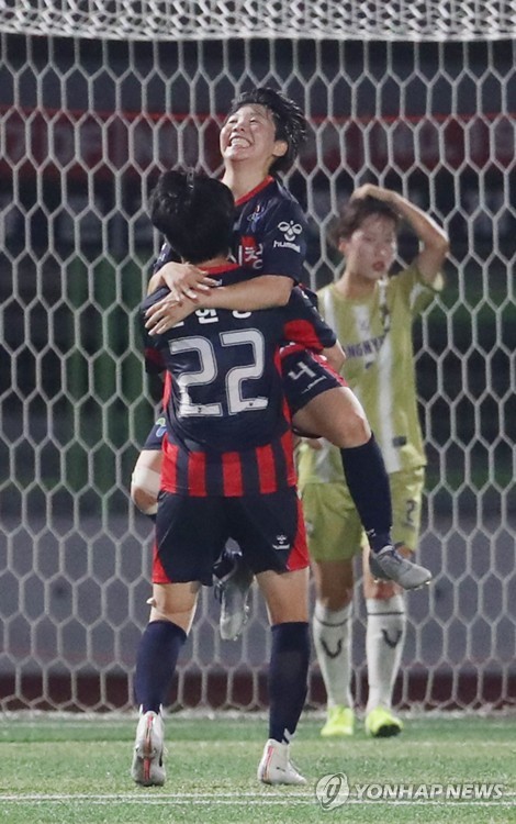 여자 축구 서울시청, 수적 열세에도 창녕 WFC 2-0 제압