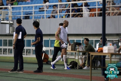 경기 중 물병 걷어찬 광주 펠리페, 제재금 700만원