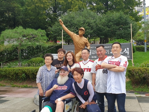 최동원 기념사업회, 사직구장 앞 최동원 동상 청소