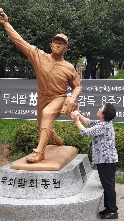 최동원 기념사업회, 사직구장 앞 최동원 동상 청소