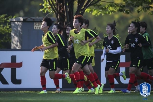 여자축구 대표팀 소집…황인선 감독대행 미국에 도전하겠다