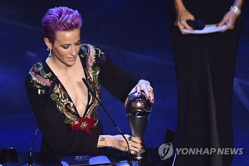 메시, 4년 만에 FIFA 올해의 선수 우뚝…통산 6회 '역대 최다'