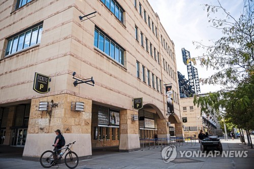 MLB 피츠버그 바스케스, 미성년자 불법 성관계 혐의로 체포