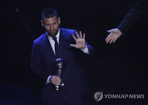 메시, 4년 만에 FIFA 올해의 선수 우뚝…통산 6회 '역대 최다'