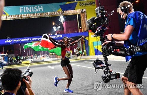 -세계육상- 케냐 체픈게티, 여자 '자정 마라톤' 우승…2시간32분43초