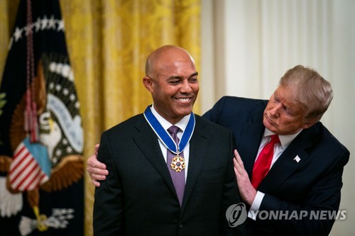 백악관서도 '엔터 샌드맨'…MLB 전설 리베라, 자유메달 수상