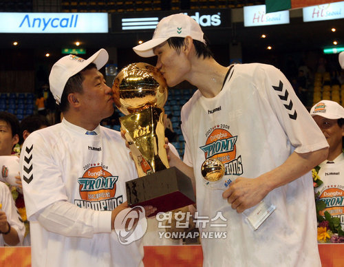 5시즌만에 복귀 전창진 감독 예전에 받은 상패, 전부 버렸어요