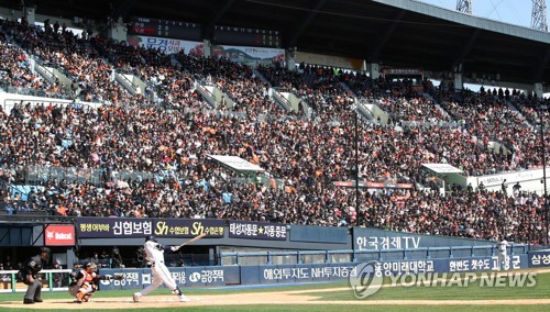 두 달째 사라진 프로야구 만원관중…매진 횟수 작년 절반도 안돼