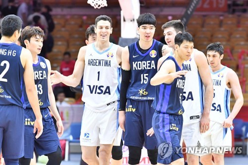 세계와 벽 절감한 한국 농구…25년 만의 1승으로 유종의 미