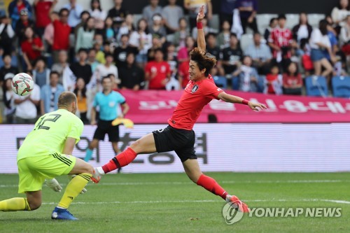 '황의조 멀티골 폭발' 벤투호, 조지아와 평가전서 2-2 무승부