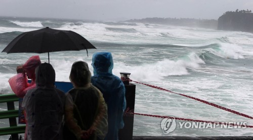 제주도 육상 오전 11시 강풍경보…남해 서부 먼바다 풍랑경보