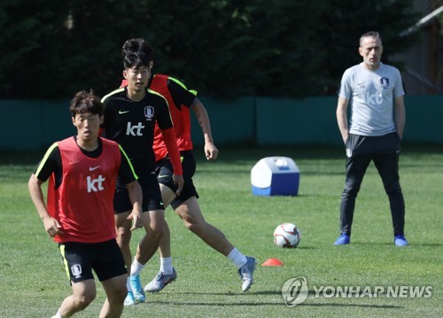 모자라는 비즈니스석…벤투 감독, 선수들에게 '자리 양보'